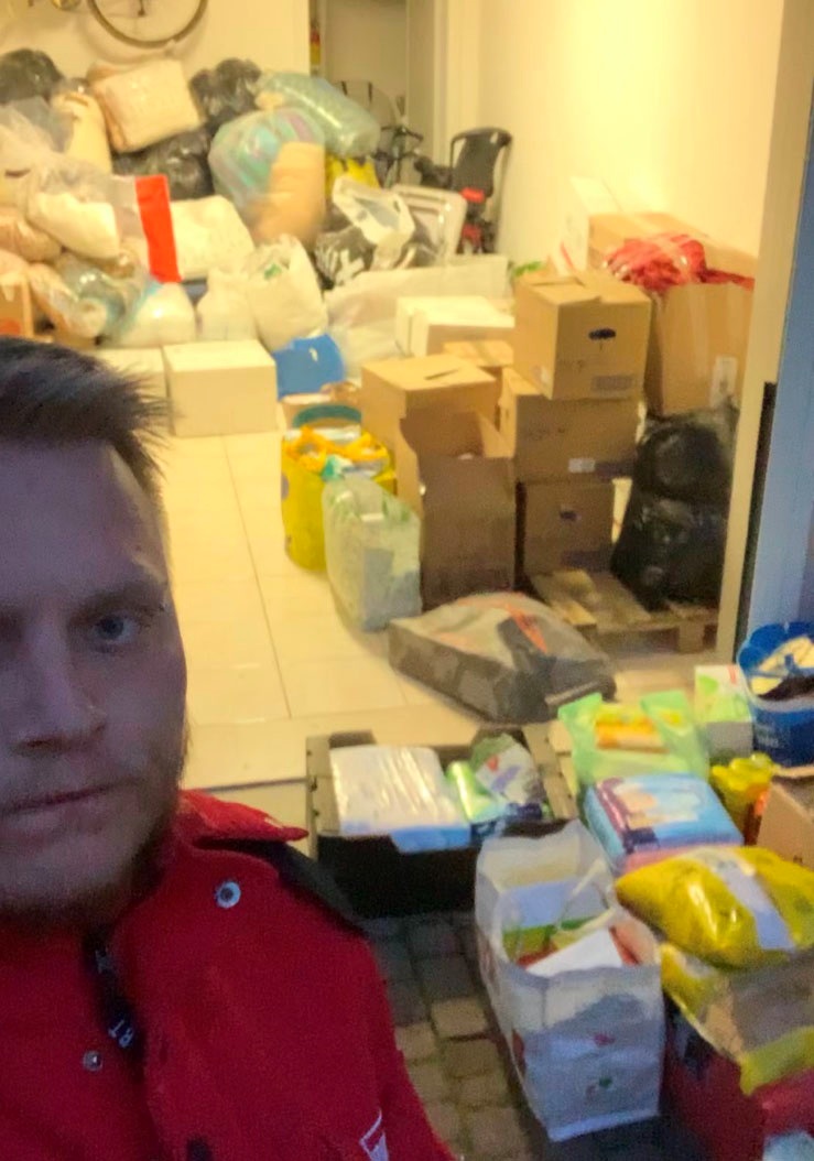 Анжей із самого початку російського вторгнення активно волонтерить і пересилає гуманітарну допомогу в Україну
