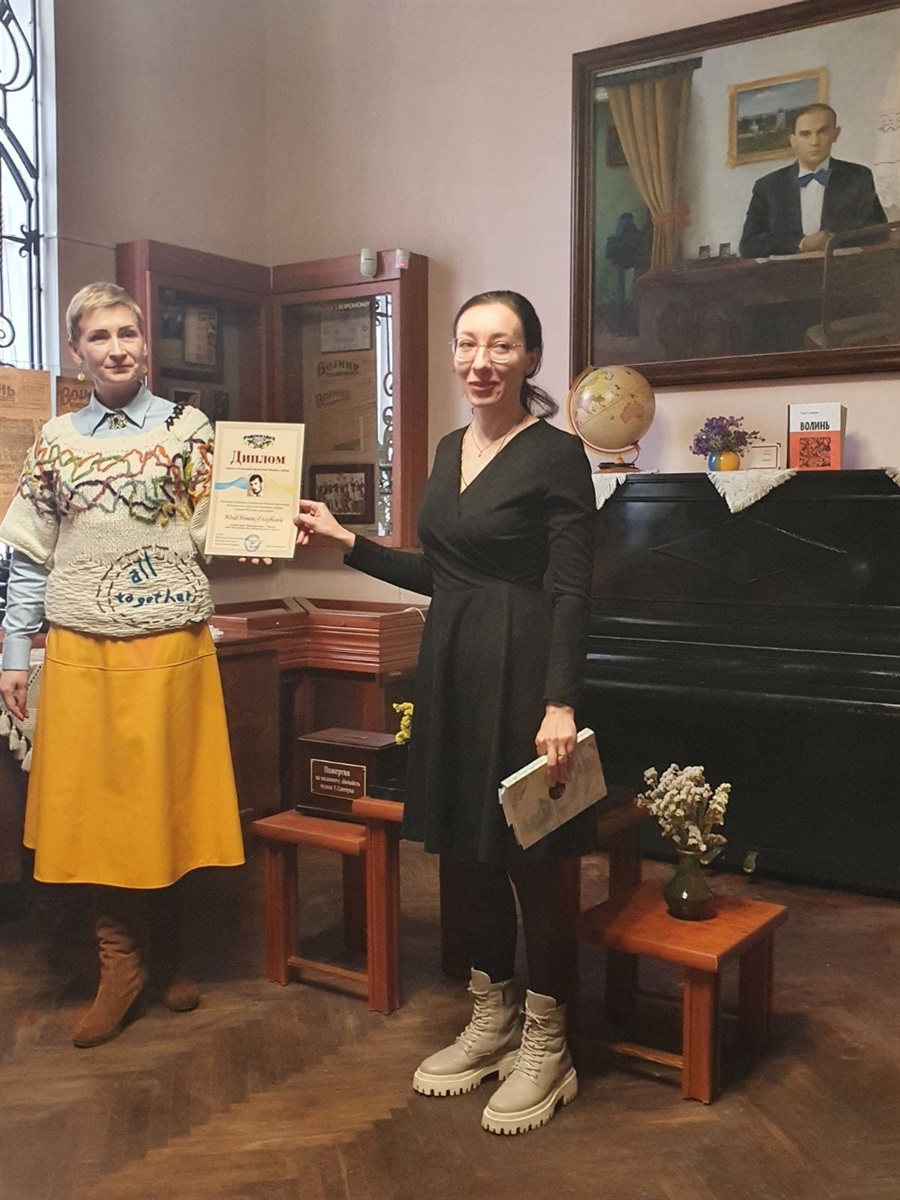 На фото: Юлію Новак-Голубєву нагороджує голова Рівненської обласної організації Національної спілки письменників України, Ірина Баковецька