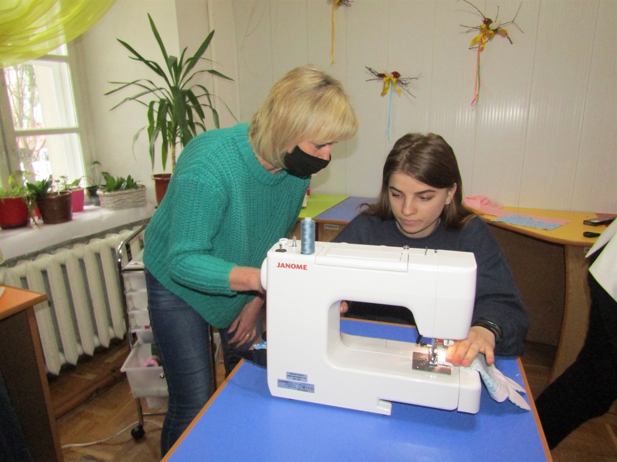 Молодь вчиться шити на машинці