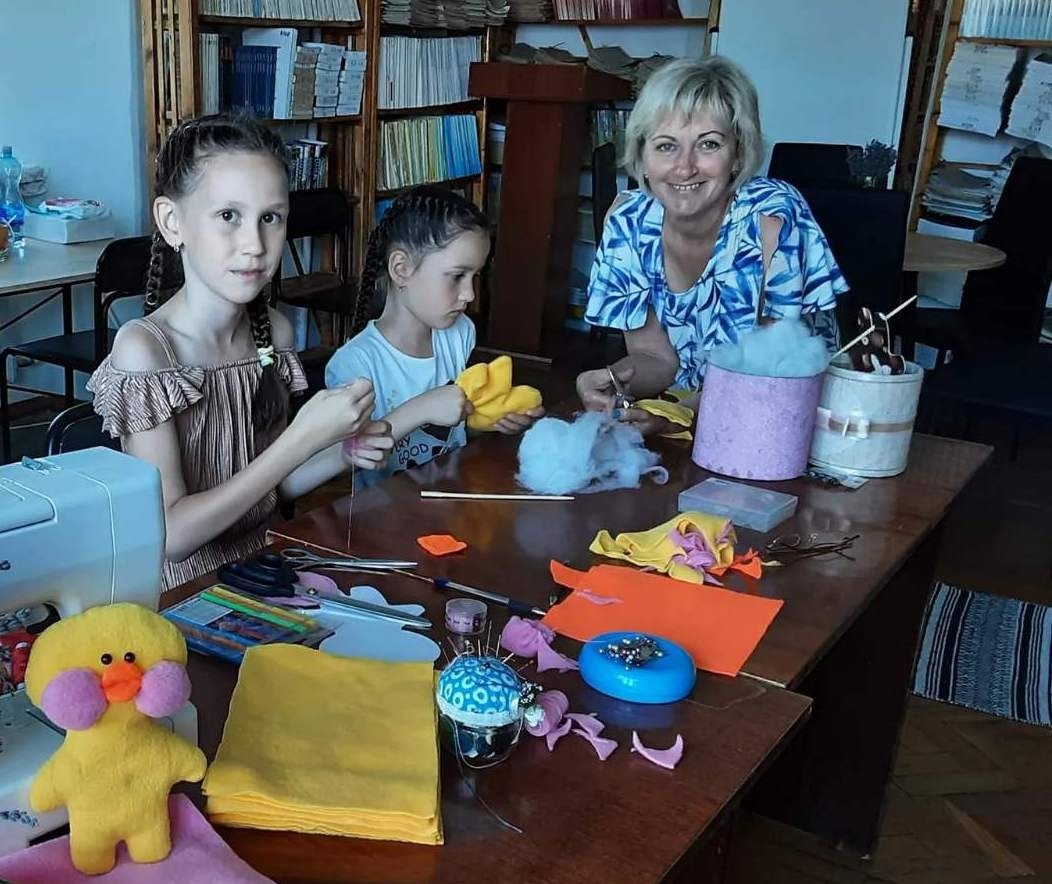 Настуся та Поліна Терновських і Оксана Коба виготовляють м’яку іграшку
