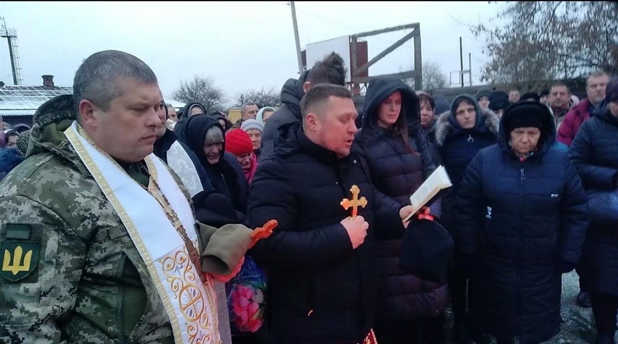 Священство ПЦУ та капелан разом з громадою моляться за душу вбитого земляка