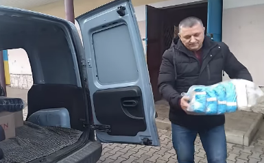 Михайло Кривко укотре завантажується у Волонтерському Центрі ветеранської спілки у Володимирці.