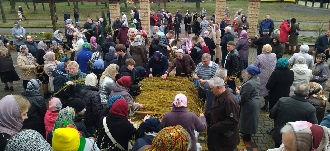 Прихожанам роздали свячену вербу  – символ свята 