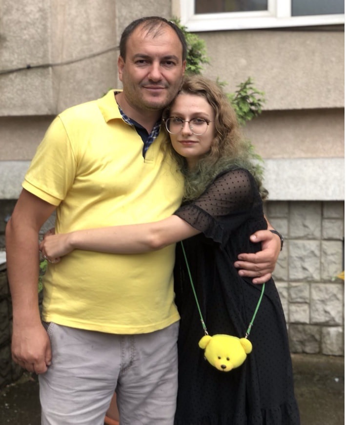 Депутат зі своєю племінницею біля Володимирецького ліцею «Колегіум»