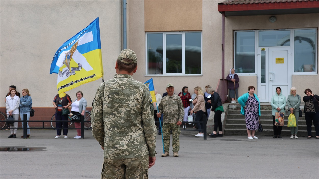 Віталій був десантником. Його бригадний прапор майорів на володимирецькій площі