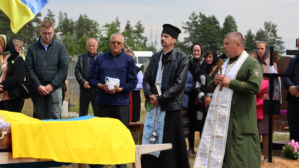 Священники моляться за душу загиблого земляка