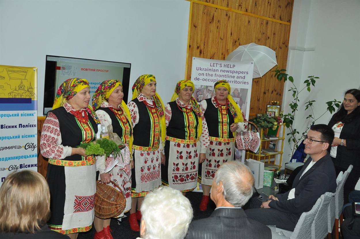 Фольклористи зі сваринь з вітаннями.