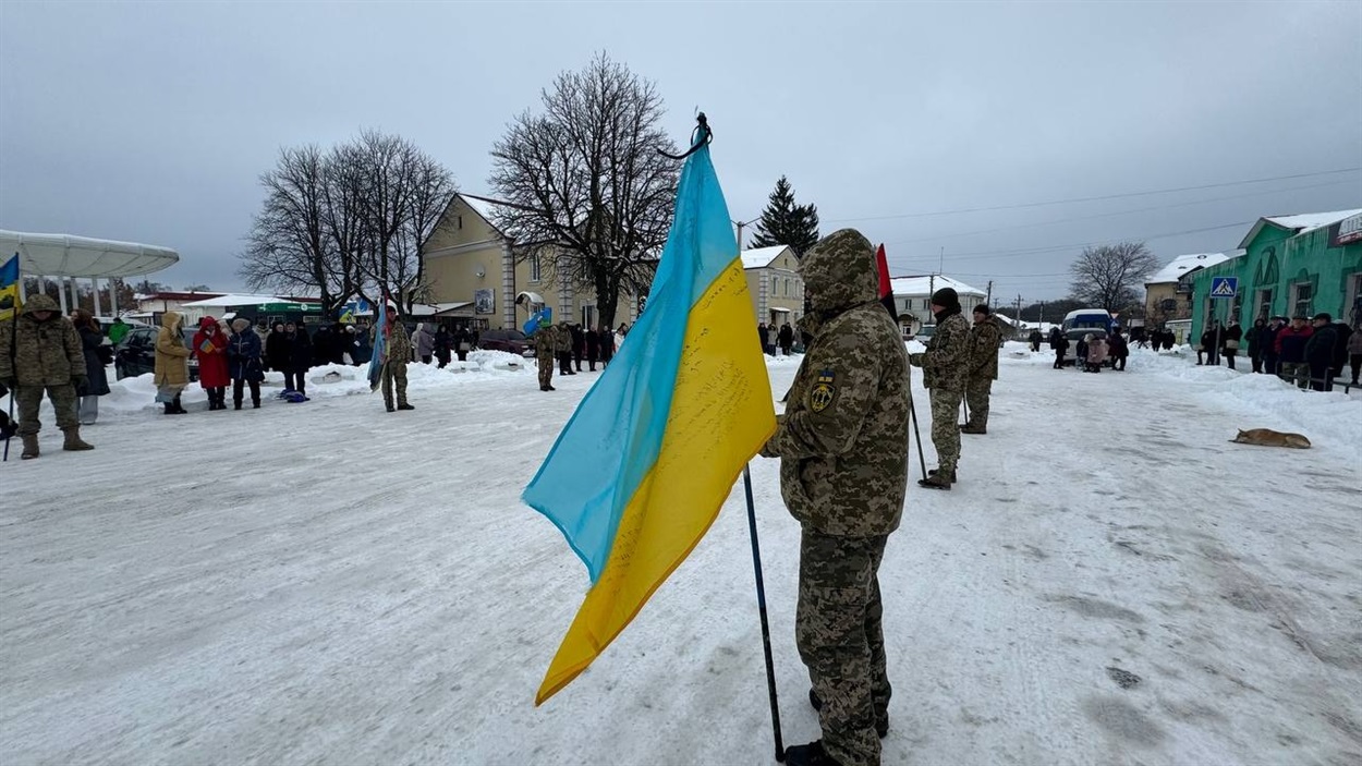 Військові зустрічають ескорт "На щиті"