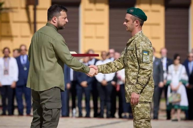 Президент вручає Зірку Героя