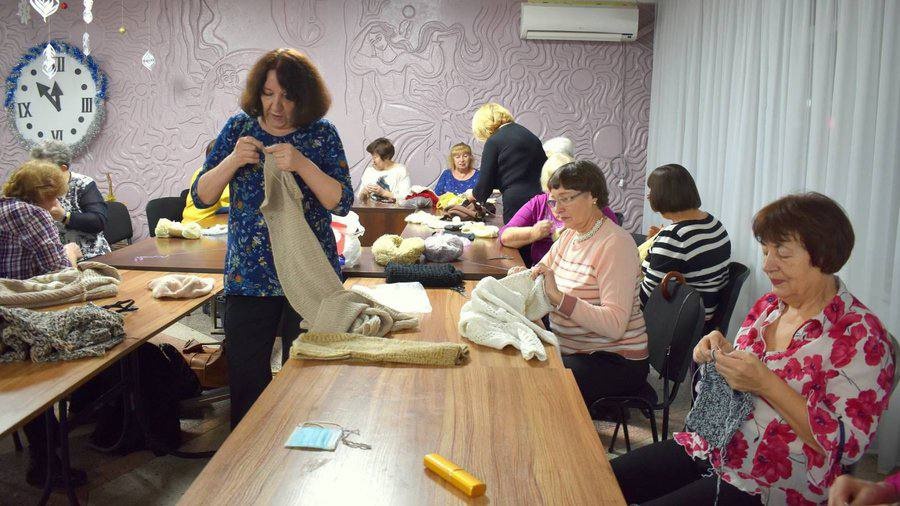 Жінки з фітнес-групи плетуть шкарпетки для військових