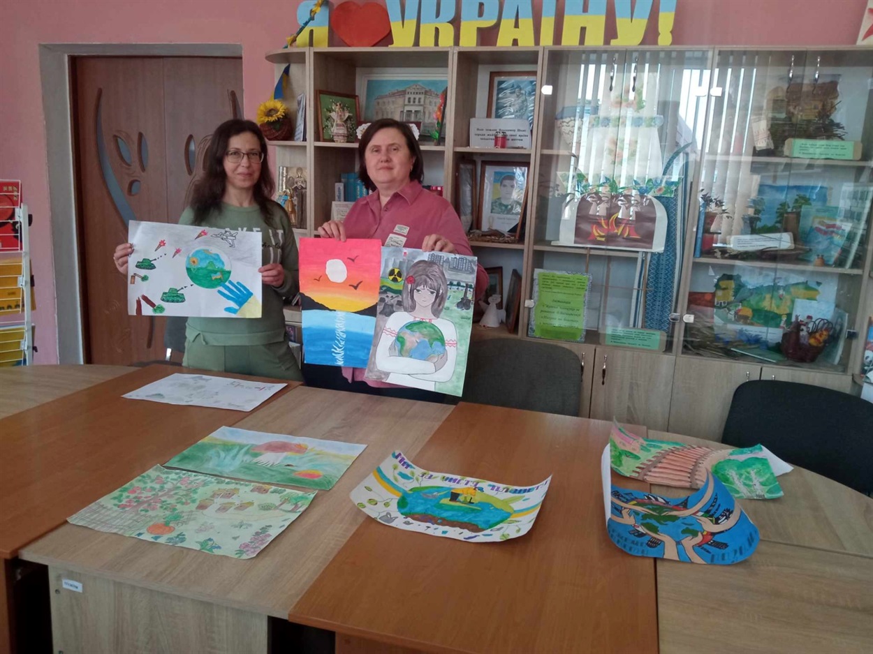 Бібліотекарки демонструють роботи переможців