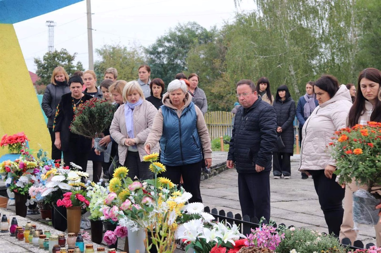 Покладання квітів до Меморіалу у Рафалівці