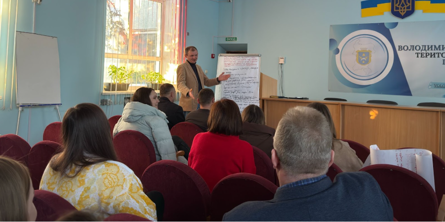 Житель Володимирецької громади Андрій Осмолович презентує результати “світового кафе” щодо стратегії розвитку громади.