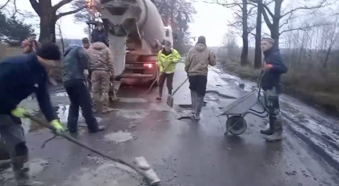 Коли громада згуртована: жителі Каноницької громади залатали ямки на стратегічній дорозі