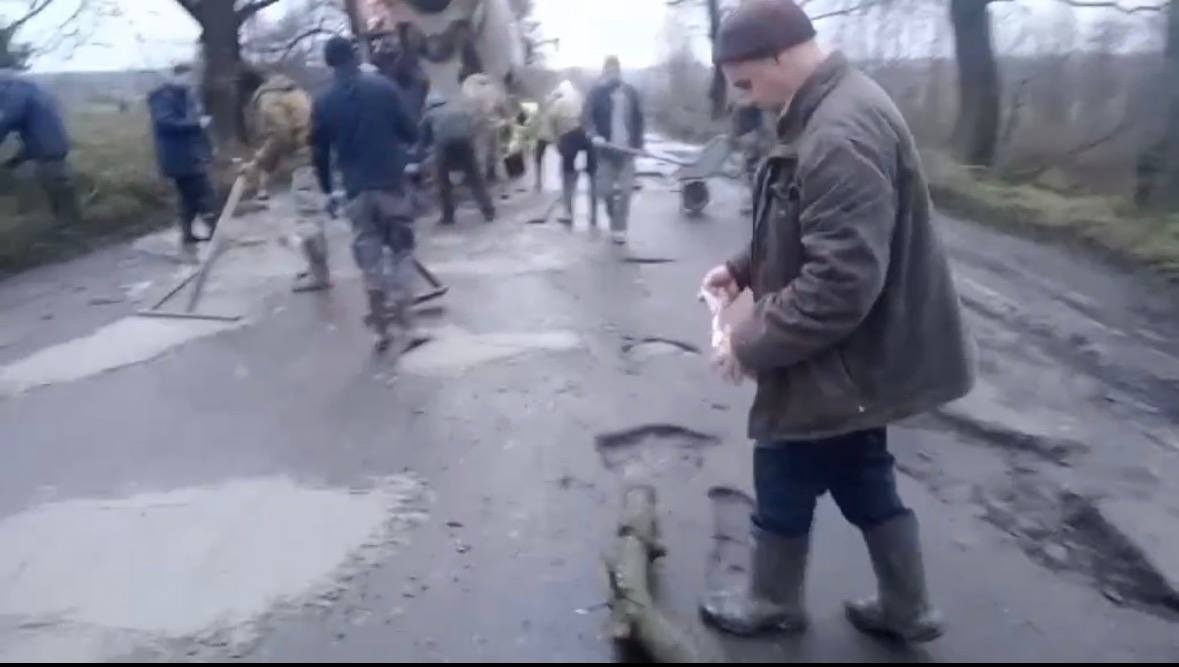 Коли громада згуртована: жителі Каноницької громади залатали ямки на стратегічній дорозі