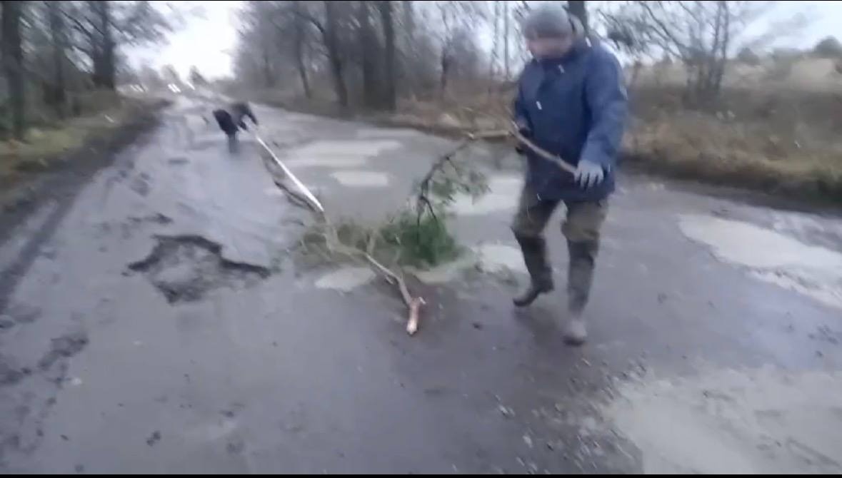 Коли громада згуртована: жителі Каноницької громади залатали ямки на стратегічній дорозі