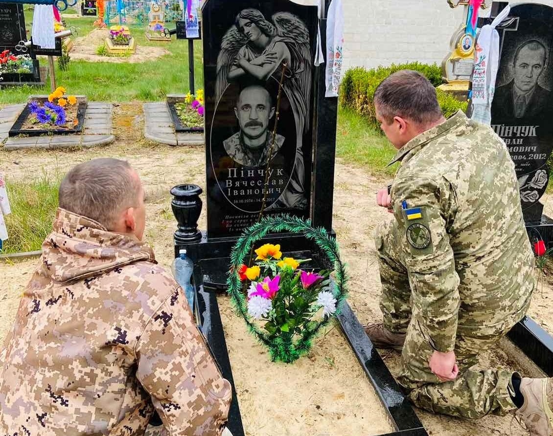 Шана і квіти побратиму герою