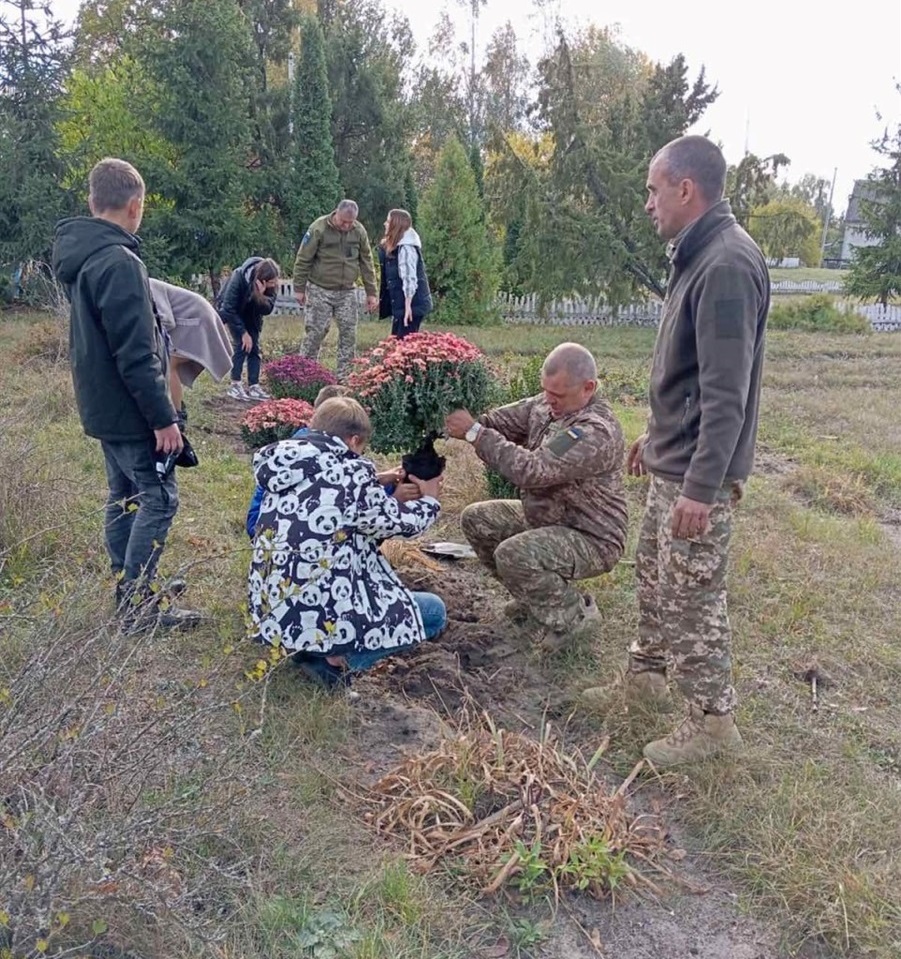 Побратими садять квіти