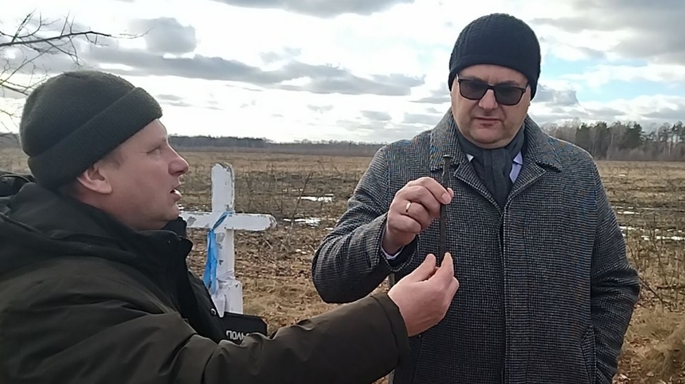 Сергій Шевчук демонструє старий польський гвіздок. знайдений на місці колонії під час упоряджувальних робіт волонтерів біля пам'ятного знаку.
