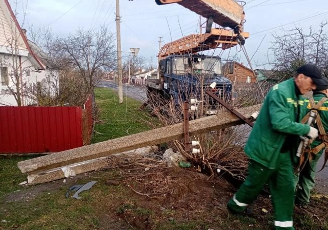 Монтери відновлюють електропостачання у Володимирці після ДТП