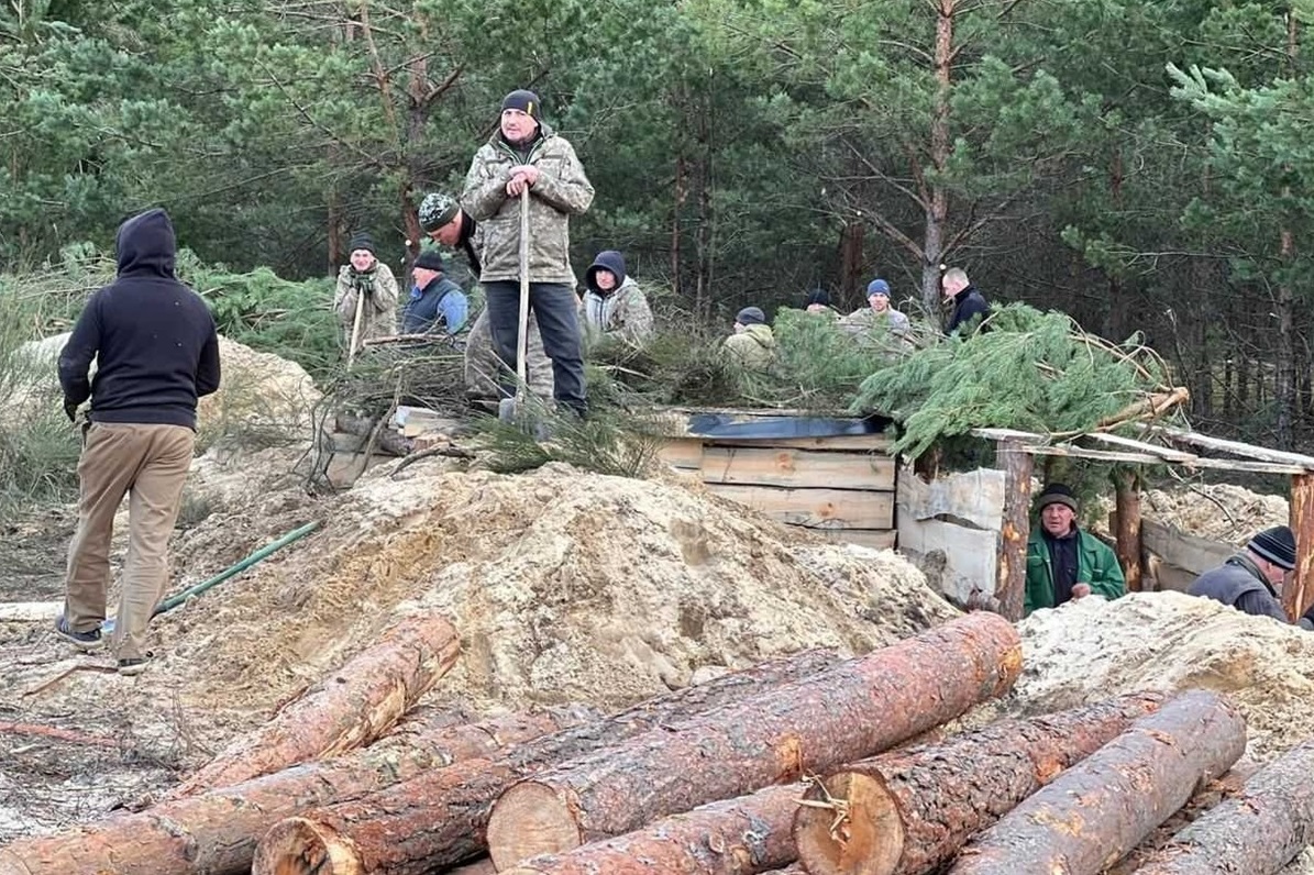 Працюють місцеві жителі