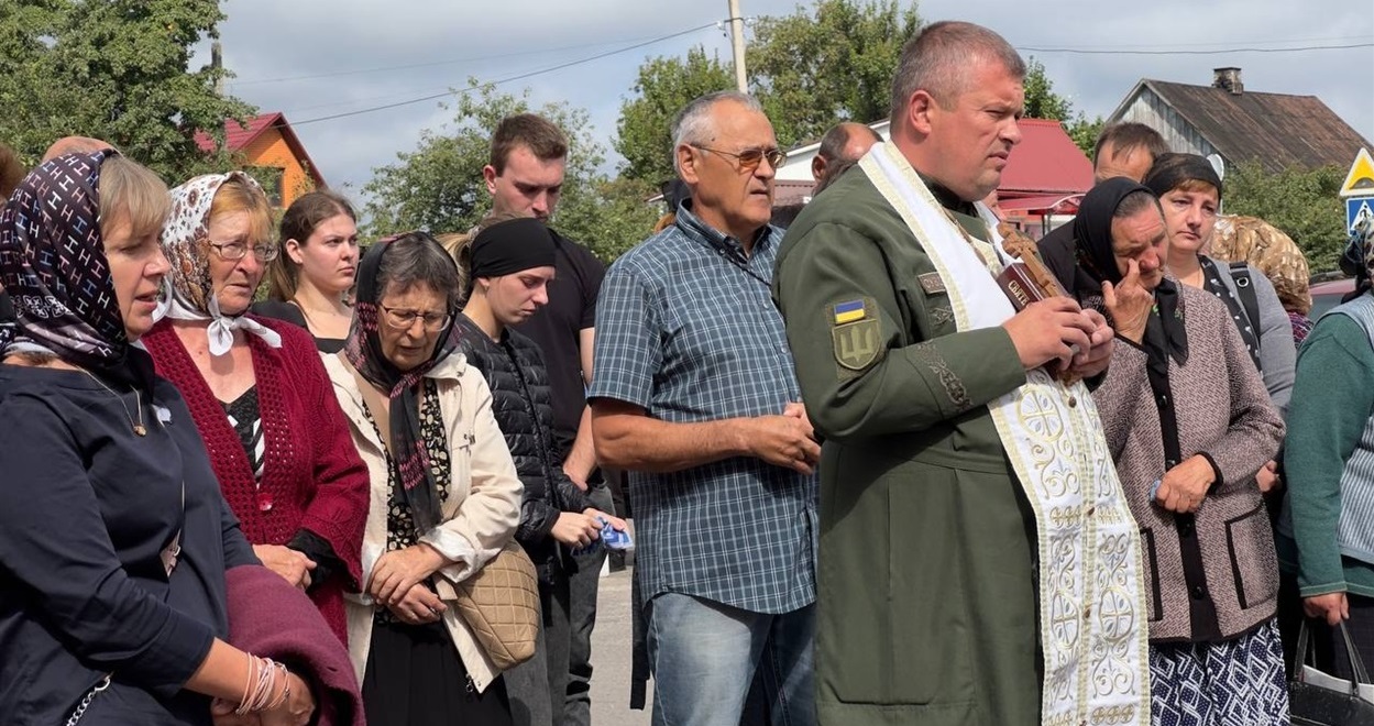 Ієрей ПЦУ Микола Юрах та хористи двопрестольного Свято-Миколаївського храму ПЦУ Володимирця на Майдані Єдності.