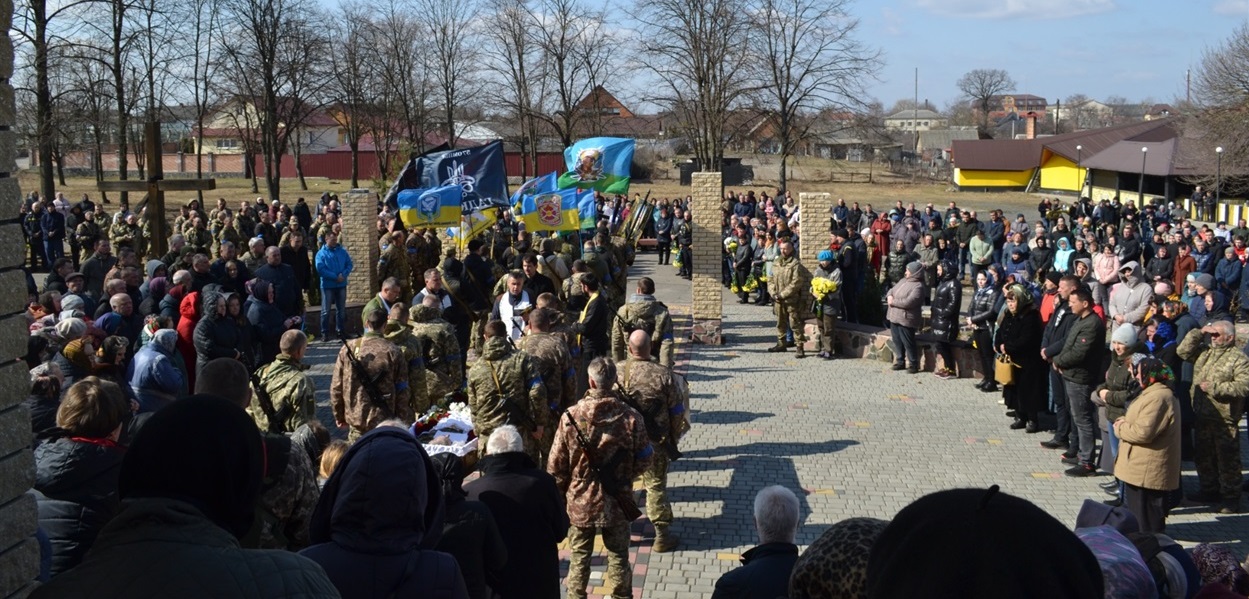 Сотні людей прийшло на похорон