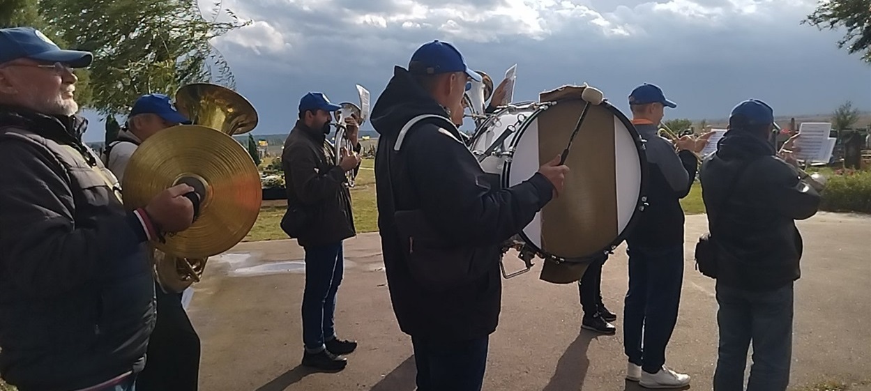 На цвинтарі оркестр зустрічав воїна
