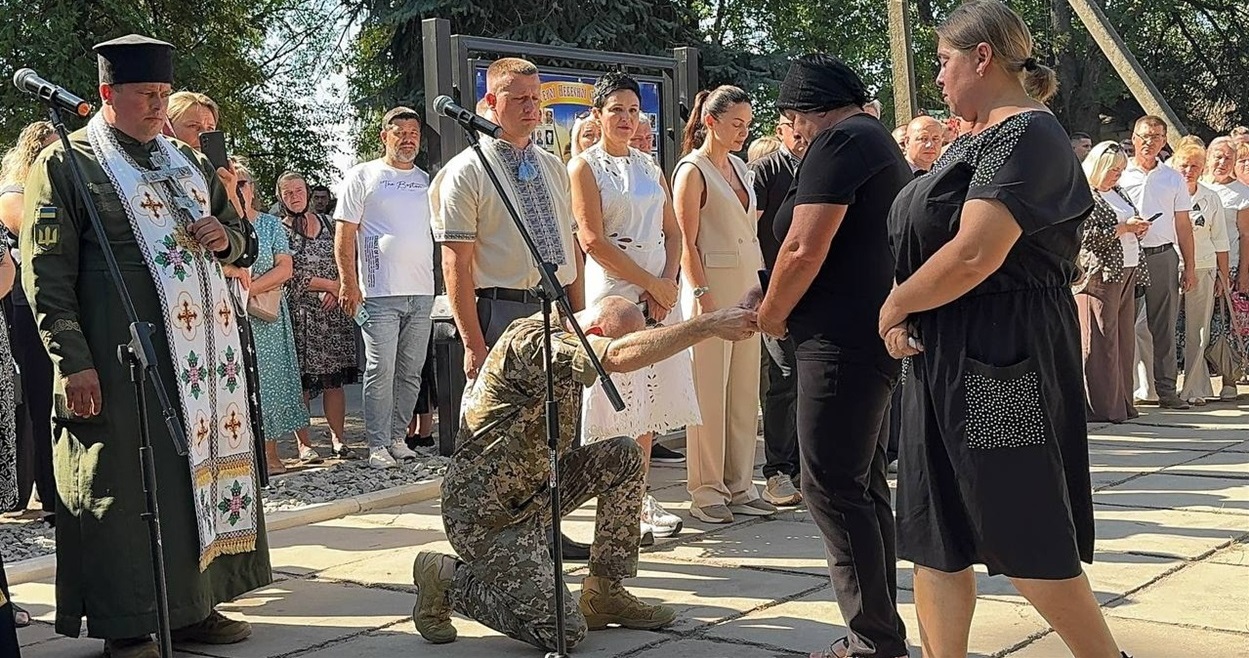Відкриття Меморіалу. Відзнаки Героів посмертні - в руки рідних. 