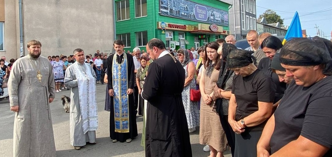 Священники розділяють горе родини