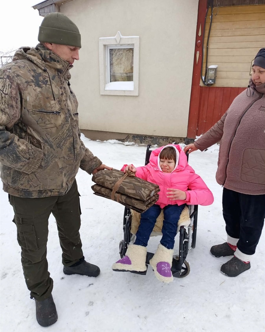 Дарина Бикова з бабусею Любою Новак передають антитепловізорні плащі родині Володимира Кибиша