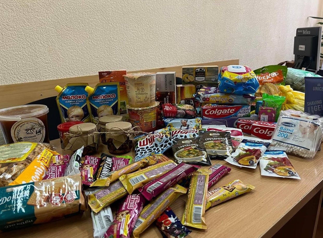 Смаколики та засоби гігієни для Захисників
