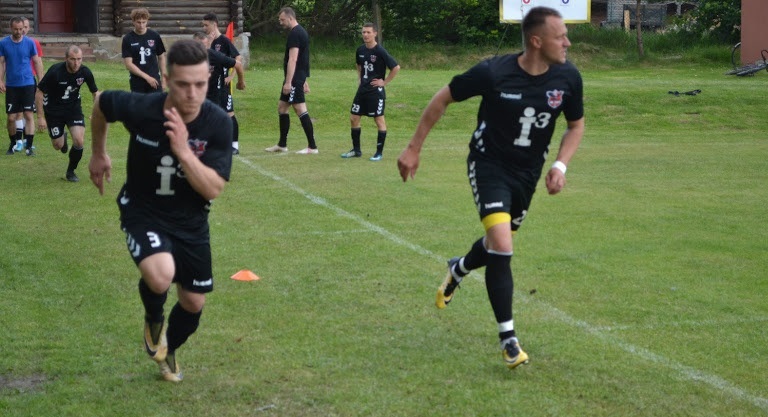 А от і колишні «наші» тепер вже у складі Садового – зліва Дмитро Серховець, якому судилося стати героєм зустрічі, а справа – Анатолій Пархомчук