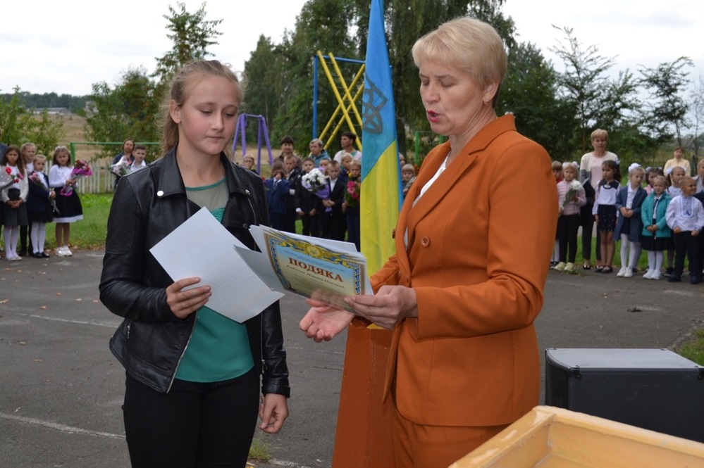 Директорка вручає нагороди переможцям конкурсів минулого року