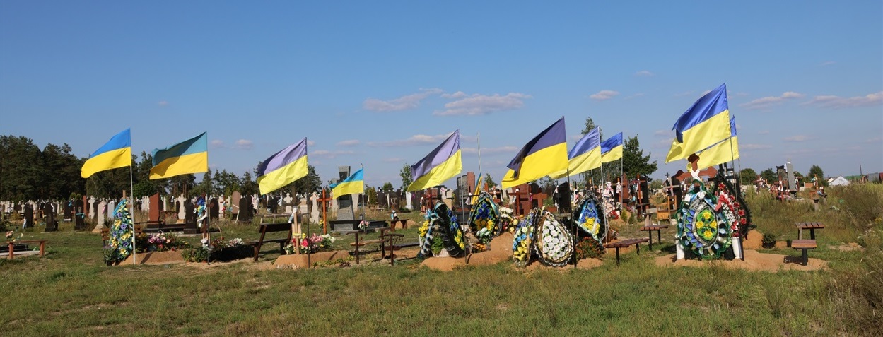 На володимирецькому кладовищі майорять національні прапори над могилами захисників